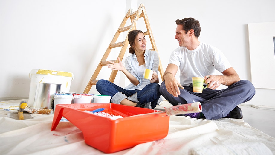 Obraz przedstawiający parę malującą swój nowy dom po zaciągnięciu Pożyczki z Karty